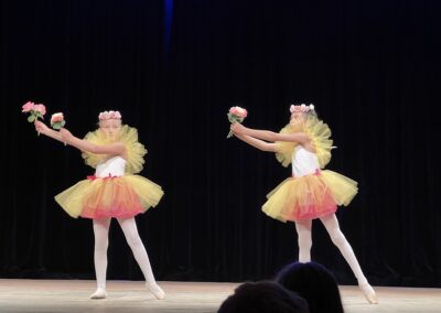 Ballettmädchen mit Kopfschmuck aus Blumen und gelbem Tütü